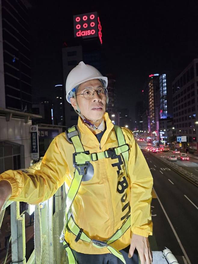 권영국 민주노동당 대선 후보가 12일 세종호텔·거통고지회 고공농성장을 찾았다. 민주노동당