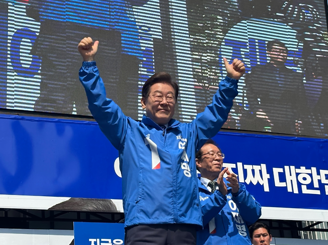 이재명 더불어민주당 대선후보가 12일 서울 광화문 선대위 출정식에서 선거운동복을 입고 지지자들에 환호에 화답하고 있다/사진=황서율 기자chestnut@