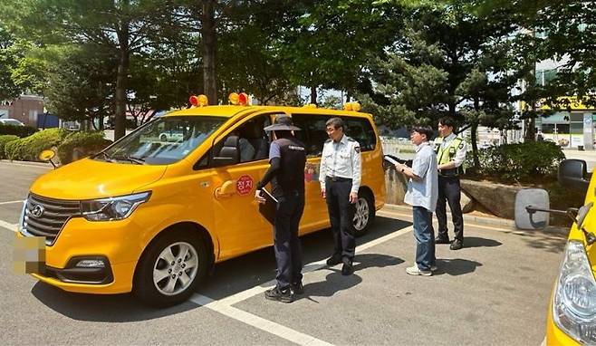 무안경찰서는 12일 관내 16개소 지역아동센터를 대상으로 어린이 통학버스 합동 점검을 실시했다. 무안경찰서 제공