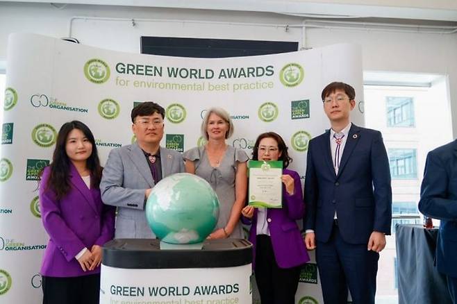 신안군 기혁 과장(사진 왼쪽서 두번째)이 그린월드어워즈 금상을 받고 직원들과 기념 촬영을 하고 있다. 신안군 제공