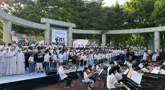 지난해 ‘오월첫동네 문화프린지 페스티벌’ 무대에서 북구 주민과 어린이들이 ‘임을 위한 행진곡’을 합창하고 있다. 광주북구마을자치도시재생센터 제공