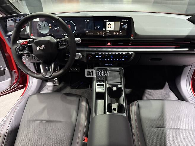 사진 : 2025 서울모빌리티쇼에 전시된 신형 아이오닉 6 N-라인 실내