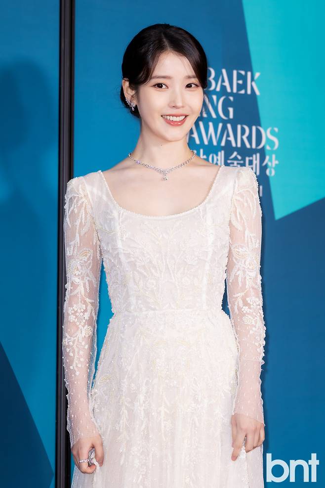 아이유, 5월 가수로 컴백... 뮤비 남주는 차은우&nbsp;