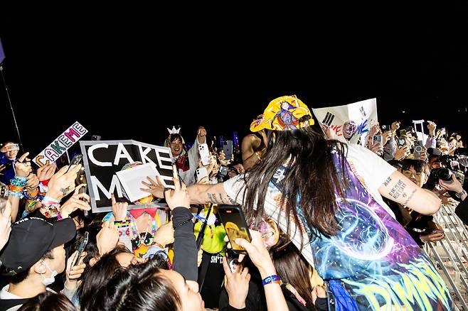 EDC코리아에서 팬들과 교감하고 있는 스티브 아오키/원펄스