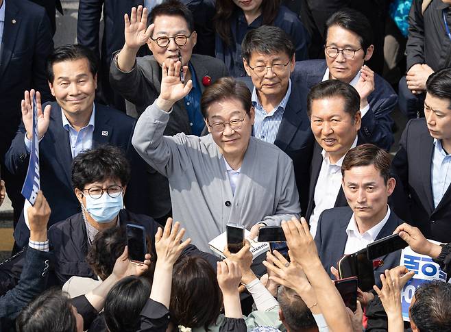 경청투어에 나선 이재명 더불어민주당 대통령 후보가 11일 오후 전남 영암군 독천낙지거리에서 손을 흔들며 인사하고 있다. /뉴스1