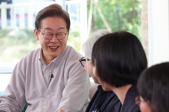 이재명 더불어민주당 대통령 후보가 2차 골목골목 경청투어 마지막 날인 7일 오후 전북 전주시의 카페에서 '영화와 드라마, 정치가 그리는 미래의 스크린' K-콘텐츠 산업 진흥 간담회를 하고 있다./뉴스1