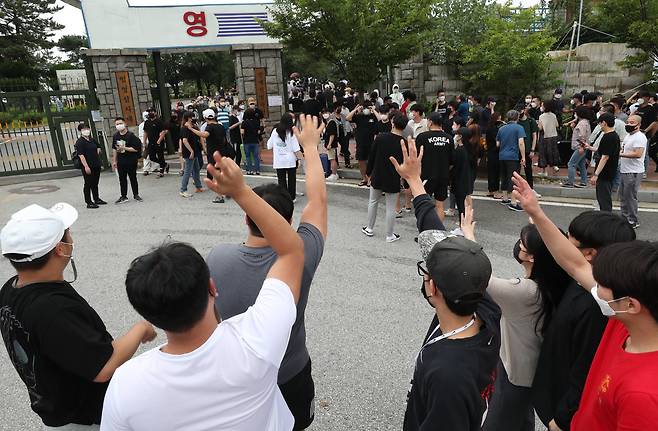 /신현종 기자충남 논산 육군훈련소에 입대하는 장병들의 모습. 요즘은 스스로 지원해 '모집병'으로 입대하는 청년들이 과반이다. '날벼락 같은 입영 통지서'는 옛말이 된 것. 적성과 특기에 따라 맞춤형 보직을 찾아주는 유료 컨설팅도 인기다.