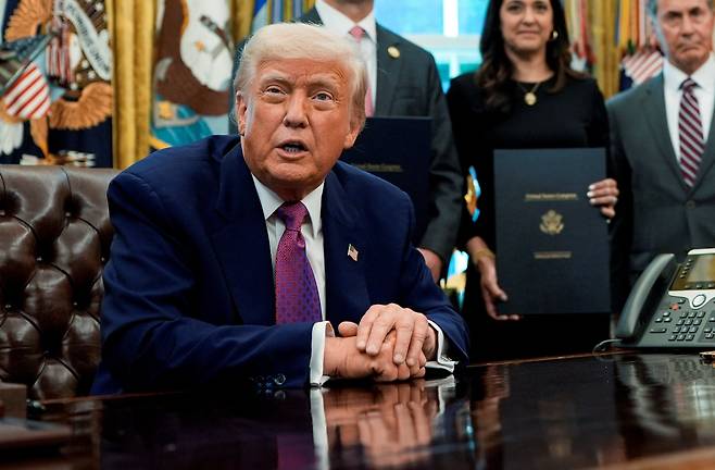 도널드 트럼프 미국 대통령이 9일 백악관 집무실에서 언론의 질문에 답변을 하고 있다. /로이터 연합뉴스