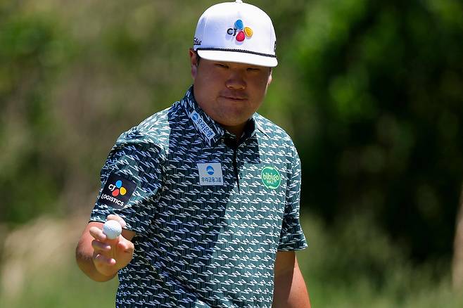 임성재가 2025 PGA투어 트루이스트 챔피언십 3라운드 경기 도중 팬들 박수에 답하고 있다. /AFP 연합뉴스