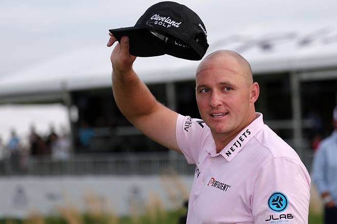 제프 슈트라카가 5월12일 PGA투어 2025 트루이스트 챔피언십에서 우승한 뒤 모자를 벗고 인사하고 있다. /AFP 연합뉴스