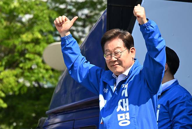 이재명 더불어민주당 대선후보가 12일 경기 화성시 동탄센트럴파크에서 열린 집중유세에서 시민들을 향해 손을 들어 지지를 호소하고 있다. /남강호기자