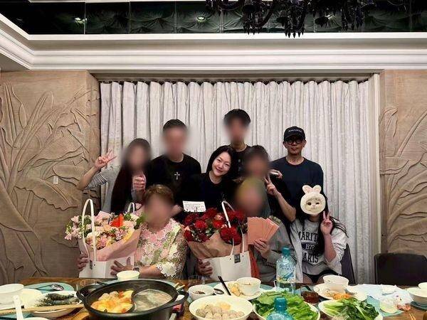 세 번째 줄 가장 오른쪽에 구준엽이 서 있다. /故 서희원 모친 SNS 캡처