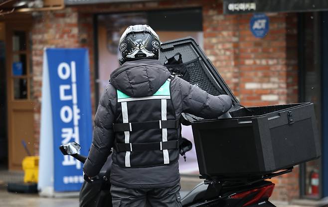 서울 시내에서 대기 중인 배달 기사 모습. /연합뉴스