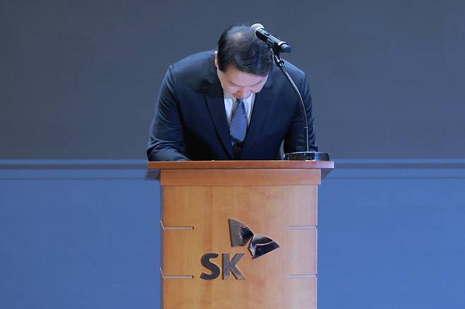 최태원 SK그룹 회장이 지난 7일 오전 서울 중구 SKT타워에서  SK텔레콤 이용자 유심(USIM) 정보 해킹 사고와 관련해 고개숙여 사과하고 있다. /뉴스1