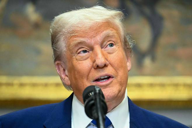 도널드 트럼프 미국 대통령이 12일(현지시각) 워싱턴 D.C. 백악관에서 의약품 가격 관련 기자회견을 하고 있다. /AFP·연합뉴스