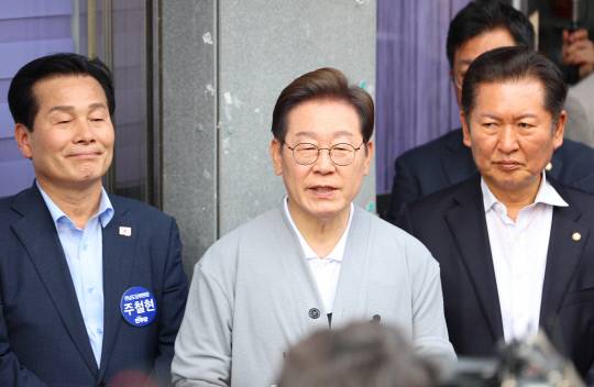 남도문화벨트 골목골목 경청투어에 나선 더불어민주당 이재명 대선 후보가 11일 전남 영암군 학산면 독천낙지거리를 일정을 마친 뒤 취재진을 상대로 백브리핑을 하고 있다. 연합뉴스