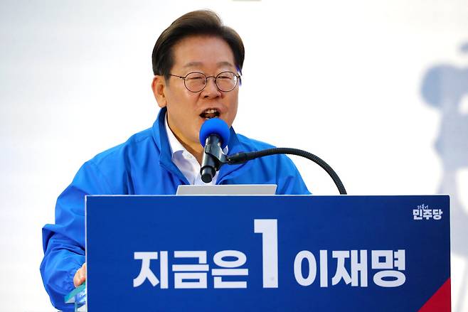 이재명 더불어민주당 대선 후보가 6·3 조기 대선 공식선거운동 첫날인 12일 오후 대전 으능정이 거리를 찾아 연설하고 있다. 김영태 기자