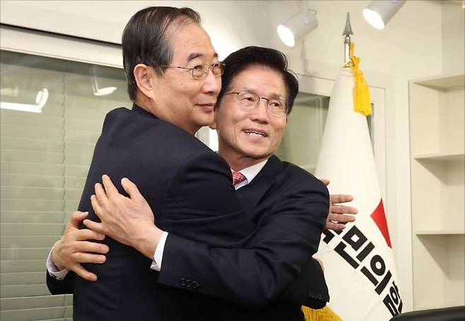 김문수 국민의힘 대선 후보가 11일 오전 서울 여의도 국민의힘 중앙당사 대통령 후보실에서 대선 후보 단일화를 두고 갈등을 빚었던 한덕수 전 국무총리와 포옹을 하고 있다. ⓒ데일리안 홍금표 기자