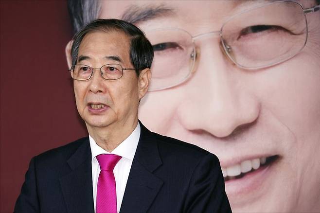 국민의힘 대선 후보로 등록했던 한덕수 전 국무총리가 11일 오전 서울 여의도 맨하탄21에 마련된 선거사무소에서 국민의힘 대통령 선거 후보 변경을 위한 전당원투표 부결과 관련해 입장을 밝히고 있다. ⓒ데일리안 홍금표 기자