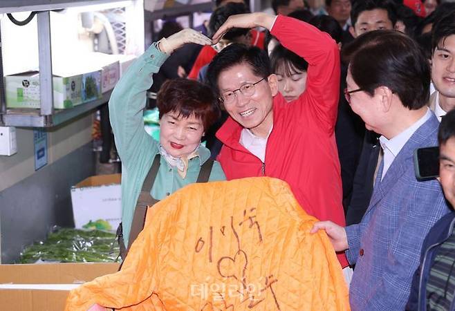 제21대 대통령 선거 공식 선거운동이 시작된 12일 오전 김문수 국민의힘 대선 후보가 서울 송파구 양재대로 가락시장을 방문해 상인들과 인사하고 있다. ⓒ데일리안 방규현 기자