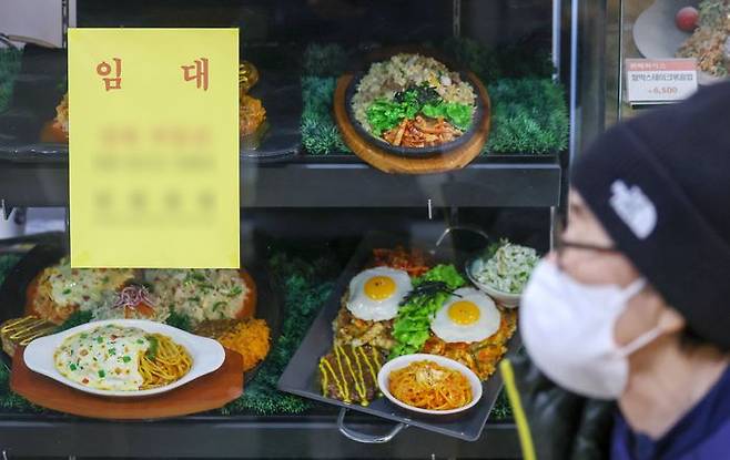 서울 중구 명동의 한 음식점 앞에 각종 음식 메뉴가 진열돼 있다.ⓒ뉴시스