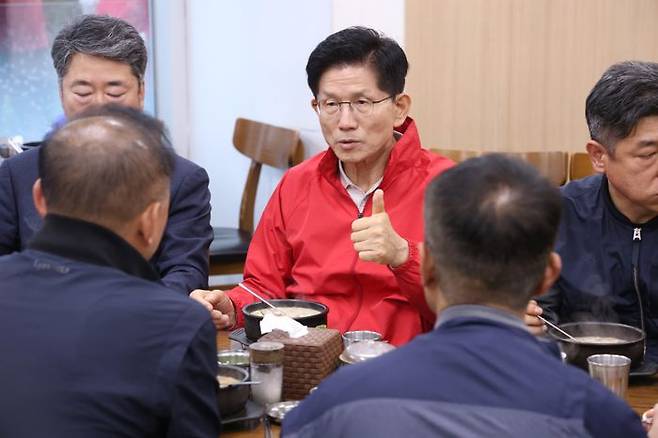 21대 대선 공식 선거운동이 시작된 12일 오전 김문수 국민의힘 대선 후보가 서울 송파구 양재대로 가락시장을 방문해 상인들과 대화하고 있다. ⓒ데일리안 방규현 기자