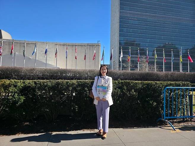 박수진 세계여성평화그룹(IWPG) 글로벌 5국장(필자)이 3월 11일(현지시간) 뉴욕 UN 본부 앞에서 CSW 69차 회의 참석을 기념해 사진을 촬영하고 있다. ⓒIWPG