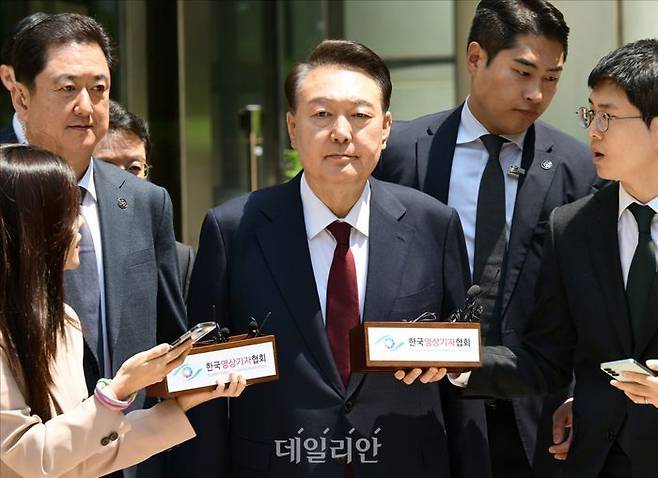 윤석열 전 대통령이 12일 서울 서초구 중앙지방법원에서 열린 내란 우두머리 혐의, 직권남용 권리행사방해 혐의 사건 3차 공판에 출석하고 있다. ⓒ사진공동취재단