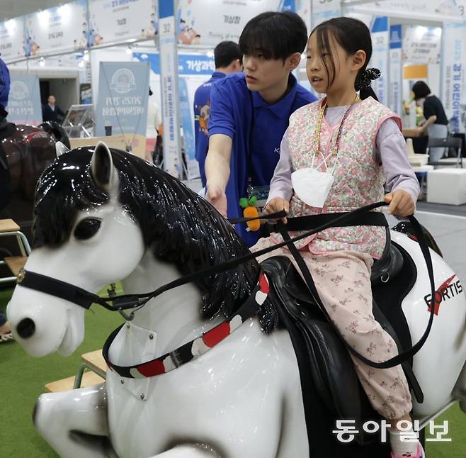 한국마사회가 마련한 기승 시뮬레이터 체험존에서 어린이들이 말의 움직임을 그대로 구현한 기구를 타고 승마를 체험하고 있는 모습. 수원=박형기 기자 oneshot@donga.com