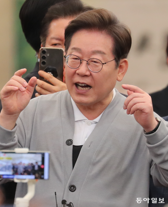 남도문화벨트 골목골목 경청투어에 나선 더불어민주당 이재명 대선 후보가 11일 전남 강진군 강진읍 강진오감통시장을 찾아 즉석연설하고 있다. 2025.05.11

이훈구 기자 ufo@donga.com