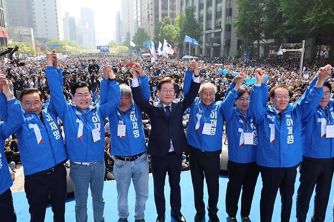이재명 더불어민주당 대통령 후보가 12일 오전 서울 중구 청계광장에서 ‘빛의 혁명’ 광화문 유세 시작을 알리며 공동선대위원장들과 기념 촬영하고 있다. 2025.5.12/뉴스1