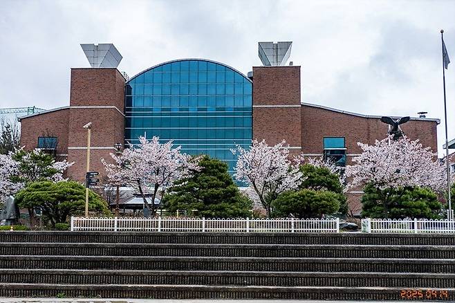 교회를 29개로 쪼갠 분당우리교회가 예배당으로 사용하고 있는 경기 성남시 송림중고교 강당. 이찬수 목사가 2002년 개척한 분당우리교회는 지금까지 교회 본당 없이 이곳에서 예배를 드리고 있다. 분당우리교회 제공