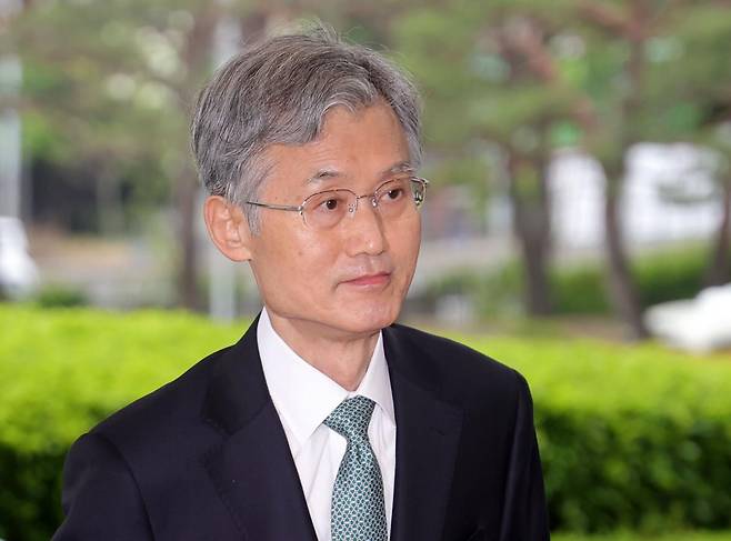 더불어민주당이 이재명 대선 후보의 파기환송 판결 관련 조희대 대법원장에게 자진 사퇴를 공식 요구한 가운데 조 대법원장이 9일 오전 서울 서초구 대법원으로 출근하고 있다. 2025.05.09. 서울=뉴시스