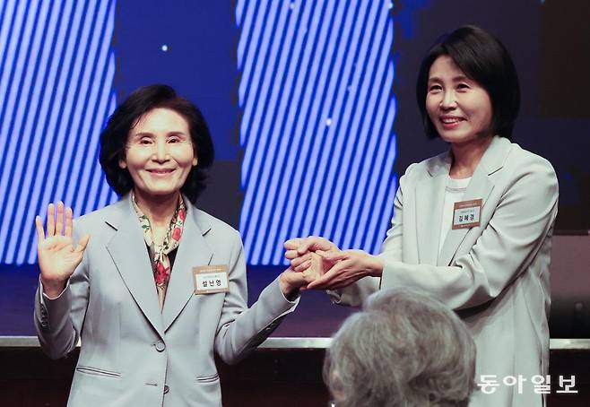 국민의힘 김문수 대선 후보의 부인 설난영 씨와 더불어민주당 이재명 후보의 부인 김혜경 씨가 12일 서울 장충동 신라호텔에서 열린 중앙신 도회 창립 70주년 기념식에 참석하고 있다. 박형기 기자 oneshot@donga.com