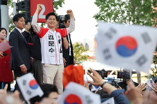 김문수 국민의힘 대통령 후보가 제21대 대통령 선거 공식 선거운동 첫 날인 12일 대구 중구 서문시장에서 지지를 호소하고 있다. 사진공동취재