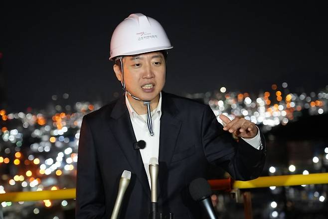 이준석 개혁신당 대통령 후보가 공식 선거운동이 시작된 12일 전남 여수 국가산업단지를 찾아 백브리핑을 하고 있다. 이준석 캠프 제공