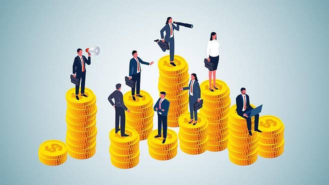 한국의 임금 체계는 크게 연공서열 기반 호봉제와 직무·성과에 상응하는 보상 체계인 성과연봉제로 나뉜다. 특히 초고령사회로 접어들며 ‘계속 고용’ ‘정년 연장’ 등에 대한 논의가 이어지고 있는 가운데 일자리를 두고 세대 간 갈등이 나타나고 있다. 게티이미지코리아