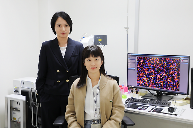 자폐·강박 반복행동과 뇌 염증 연관성을 규명한 대구경북과학기술원(DGIST)연구진. 왼쪽부터 엄지원 뇌과학과 교수, 정혜지 박사. DGIST 제공
