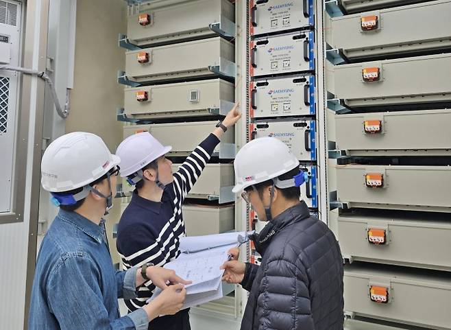 한국전기연구원(KERI) 전력변환시스템연구센터 연구팀이 '에너지저장형 모듈러 멀티레벨 컨버터(EMMC)' 기술 실증을 진행하고 있다. 전기연 제공
