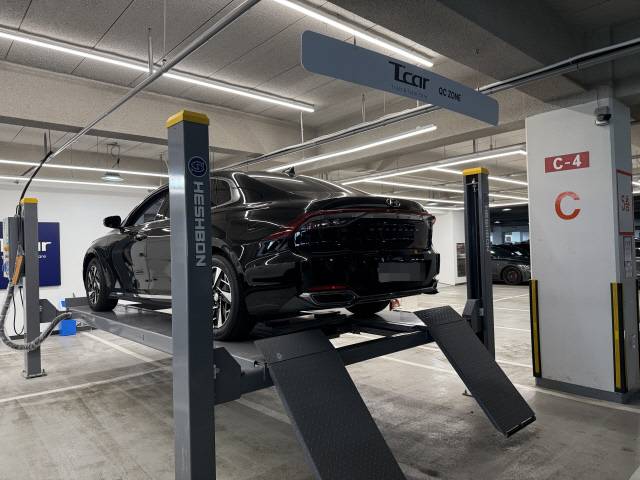 경기도 부천 매매센터에서 중고차 소매 판매를 위해 입고된 차량이 상품화 과정을 거치고 있다.