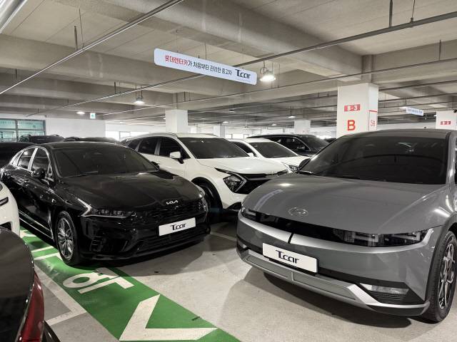 T카 부천 매매센터에서 중고차 소매 판매를 위한 상품화 과정을 거친 차들이 주차돼 있다.