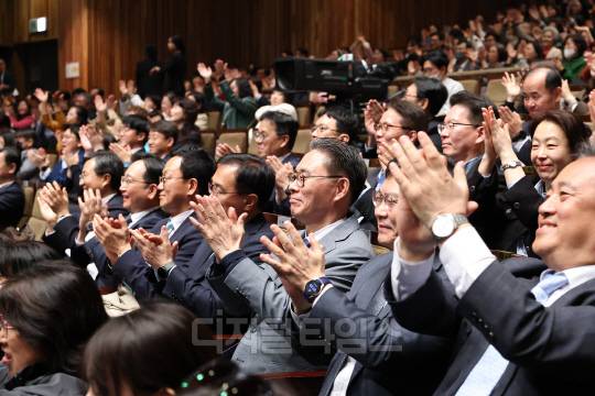 강민수 국세청장, 모범 납세자와 KBS 열린음악회 방청. 사진=국세청