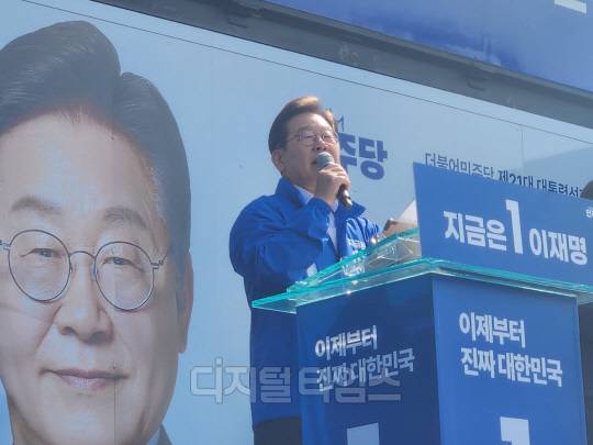 이재명 더불어민주당 대선 후보가 12일 경기 동탄시에서 유권자들에게 지지를 호소하고 있다. 안소현 기자