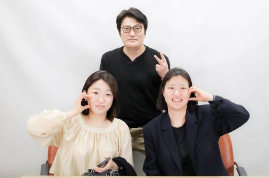 충정로에 위치한 디지털타임스 사옥의 유튜브 스튜디오에서 기성 방송과 유튜브(엠장기획)를 넘나들며 특별한 경험을 하고 있는 박진희(좌), 신검지(우) 작가와 광운대 OTT미디어 전공 이희대 교수가 《희대의 NOW 구독중》 인터뷰를 마치고 기념 촬영을 진행했다.   박동욱기자 fufus@dt.co.kr