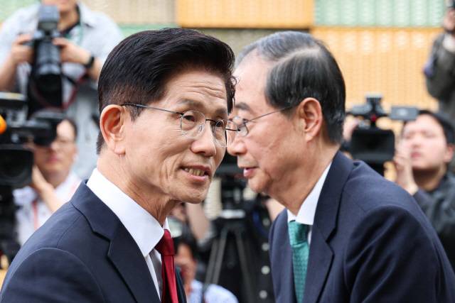 김문수 국민의힘 대선후보와 한덕수 전 국무총리가  8일 서울 국회 사랑재에 위치한 커피숍에서 회동을 마친 후 인사하는 모습.공동취재]=연합뉴스.