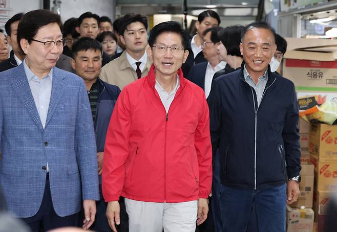 제21대 대통령 선거 공식 선거운동 첫날인 12일 국민의힘 김문수 대선 후보가 서울 송파구 가락시장을 방문하고 있다.