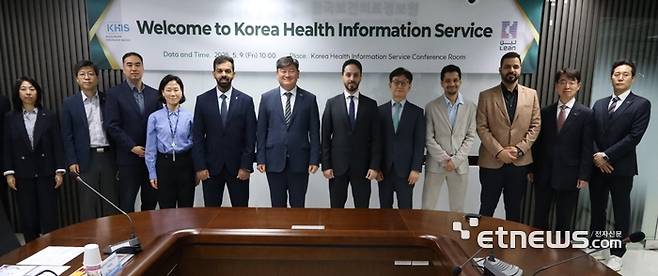 염민섭 한국보건의료정보원장(오른쪽 일곱 번째)과 보건의료정보원, 사우디아라비아 런 비즈니스 서비스 관계자가 사업 협의 후 기념촬영했다.