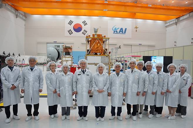 12일 송미령 농림축산식품부 장관(왼쪽에서 여섯번째)이 경남 사천시 한국항공우주산업(KAI)을 방문해 농림위성(차세대 중형위성 4호) 개발 현장을 점검했다. (사진=농림축산식품부)
