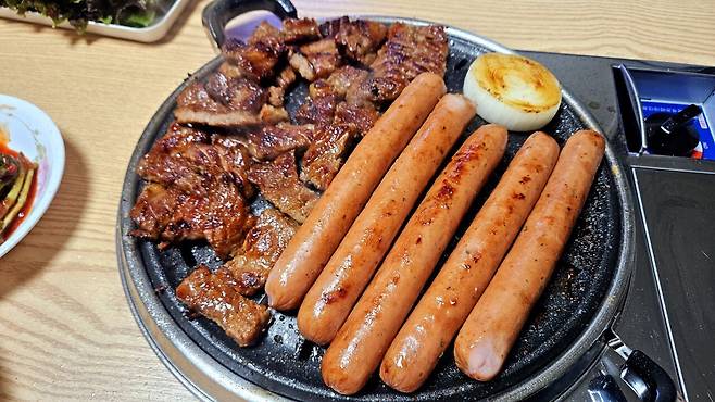 20250511_210440.jpg 저녁 양념소갈비와 소시지