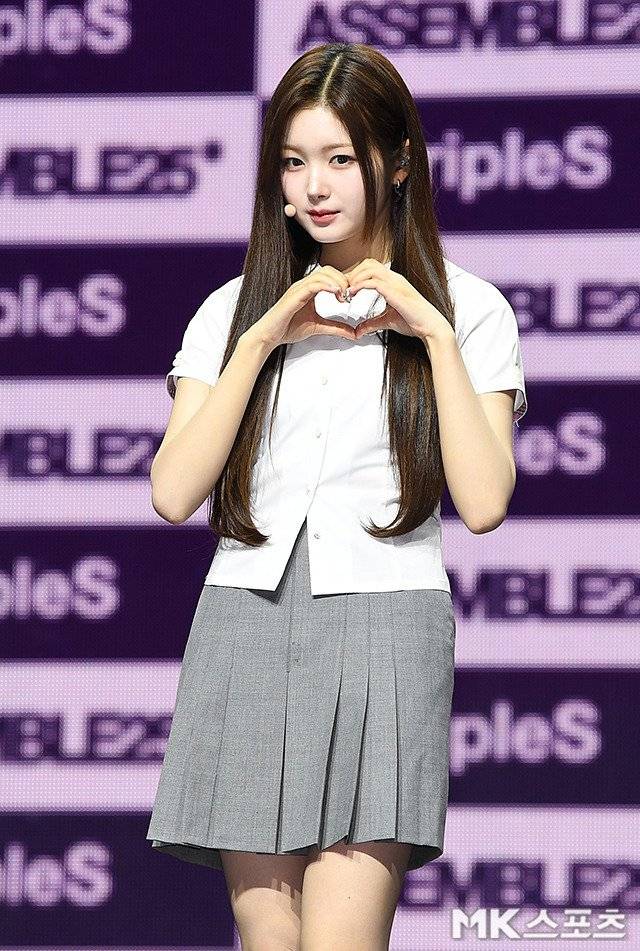 dDRzAZ.jpg 오늘자 한국식 교복 입고 쇼케이스 한 트리플에스